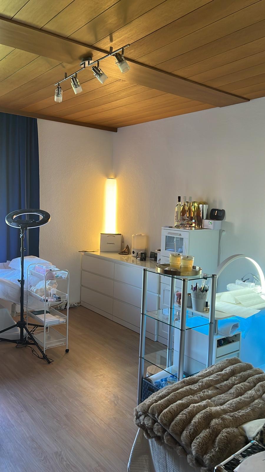 ELounge Beauty in Inzing: echtes Studio mit Nageltisch und gemütlichem Sitzbereich